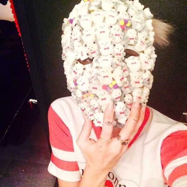 
	
	Miley Cyrus với chiếc mặt nạ tự chế được gắn đầy những chú gấu đáng yêu.